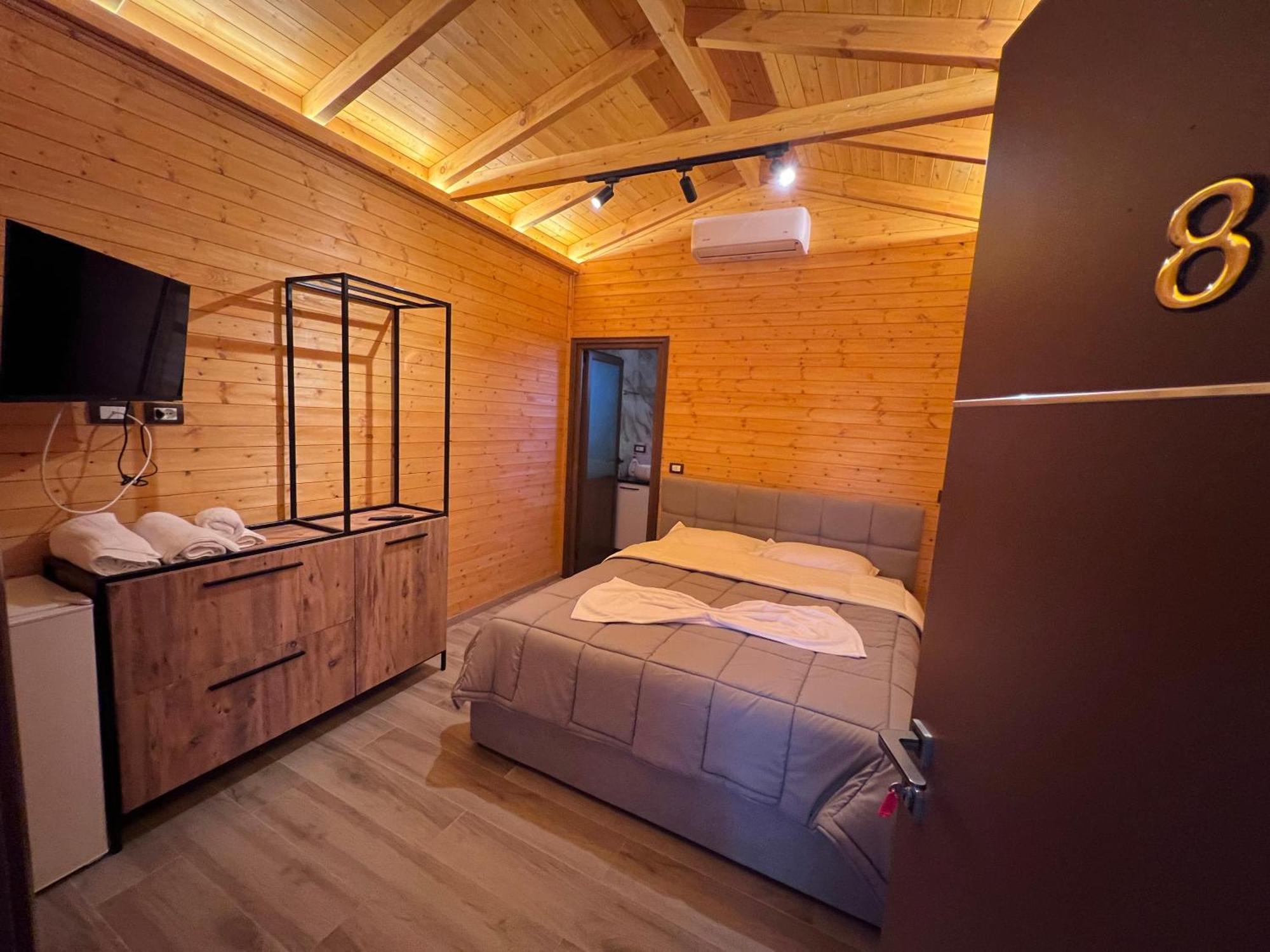 Hotel Megniar Lushnjë Extérieur photo